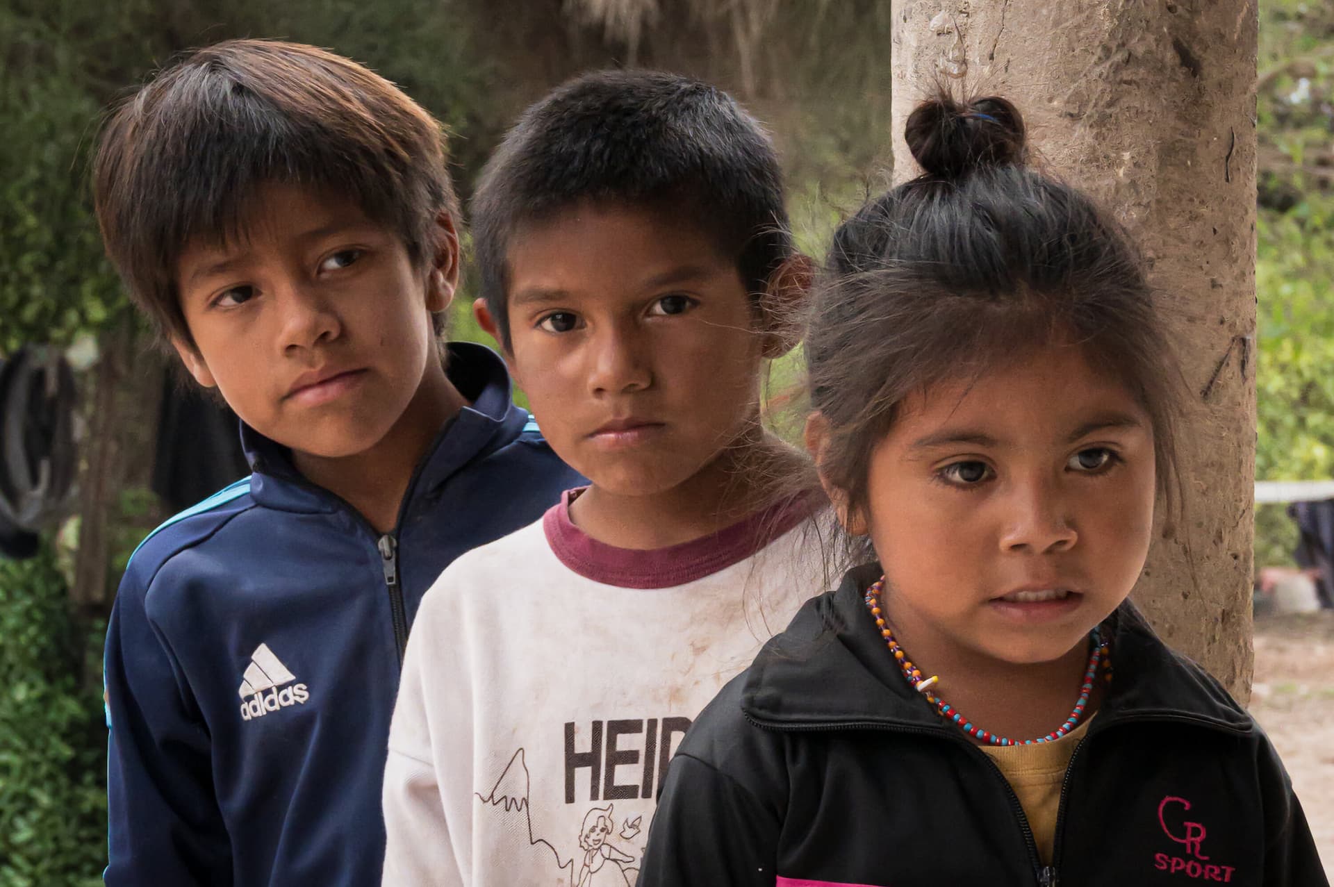 Tres chicos de la comunidad Pilagá.