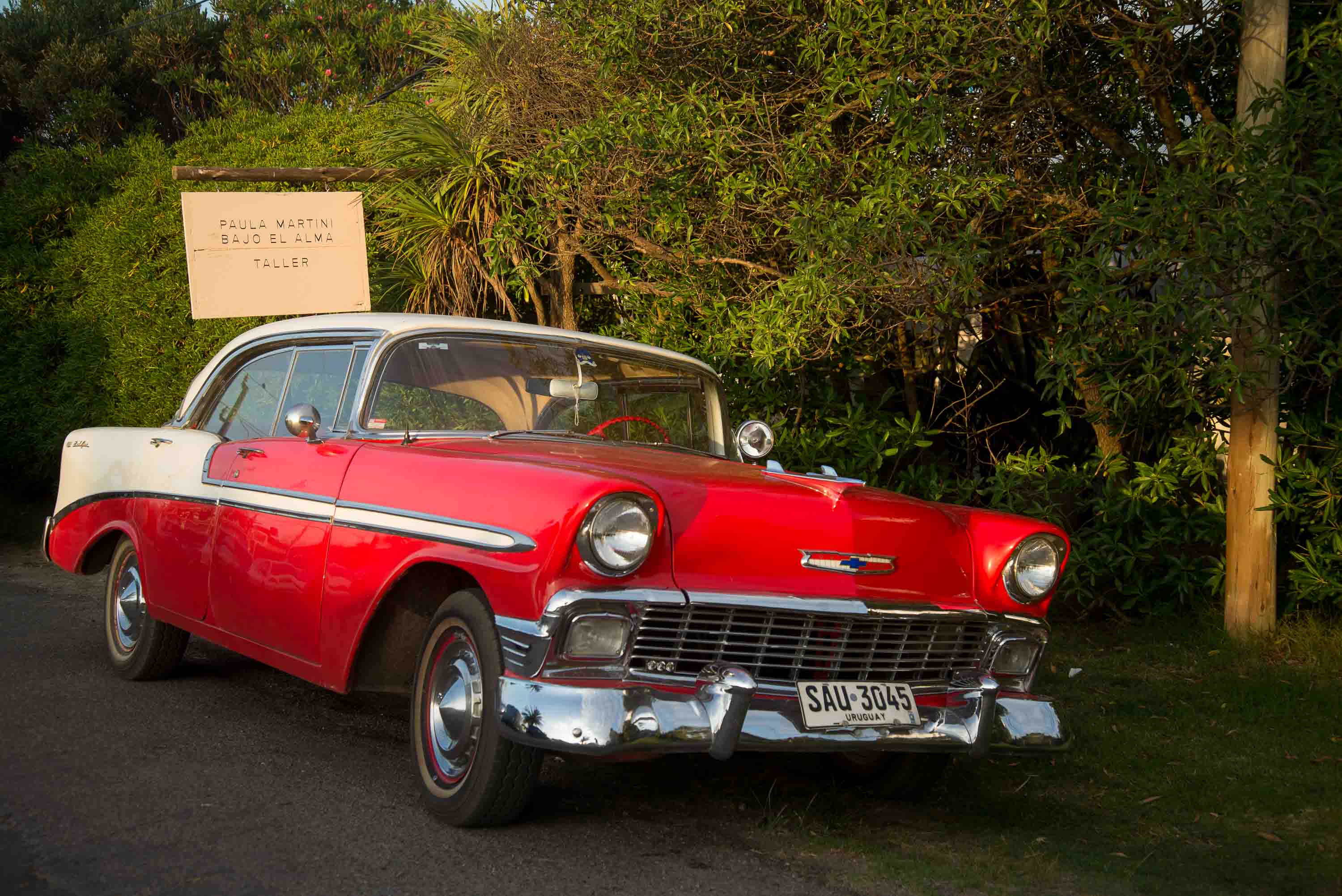 Un Chevrolet de los años 50, estacionado junto al taller de una artesana local.
