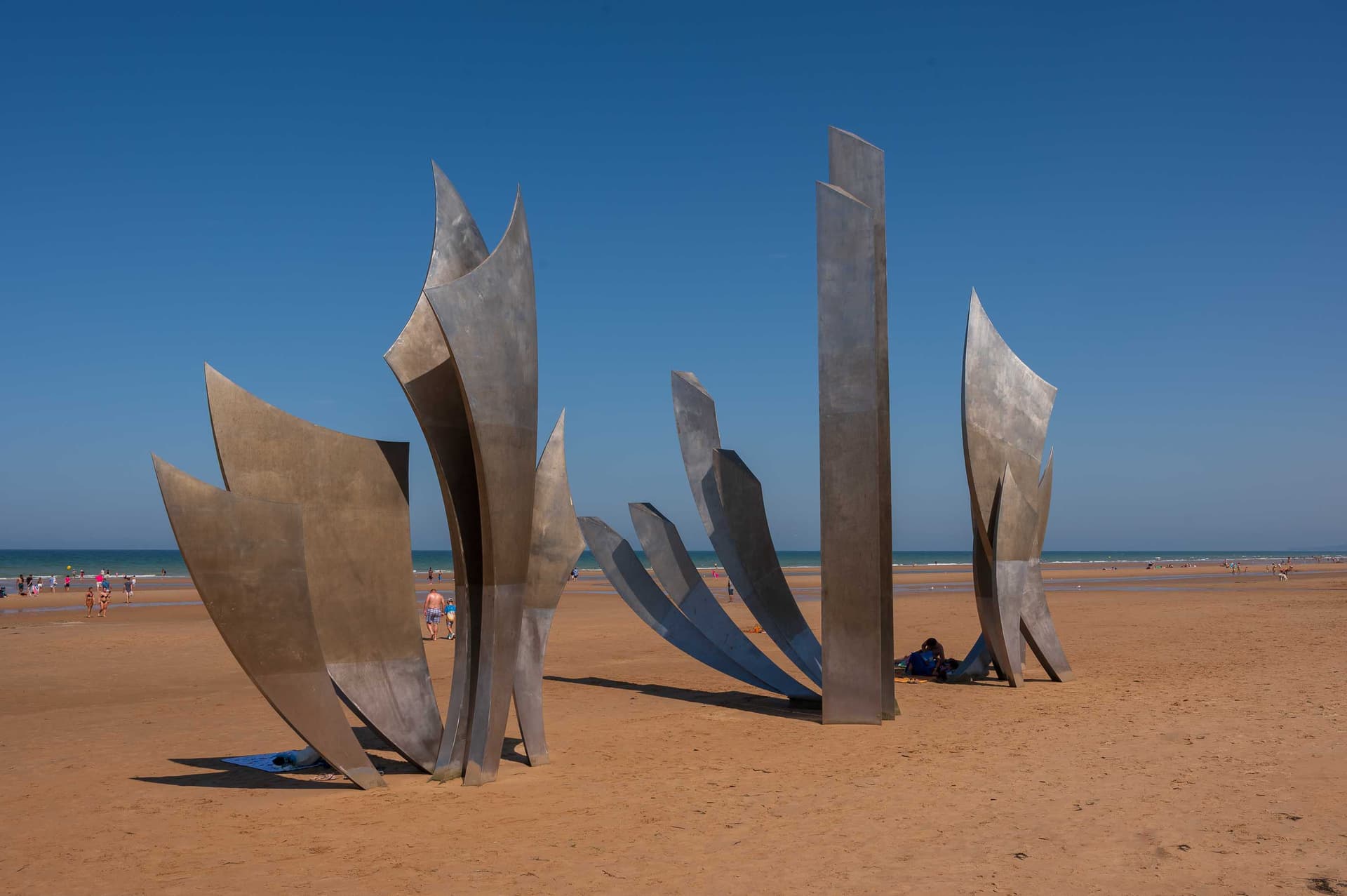 «Les Braves», la escultura de Anilore Banon en Omaha Beach.