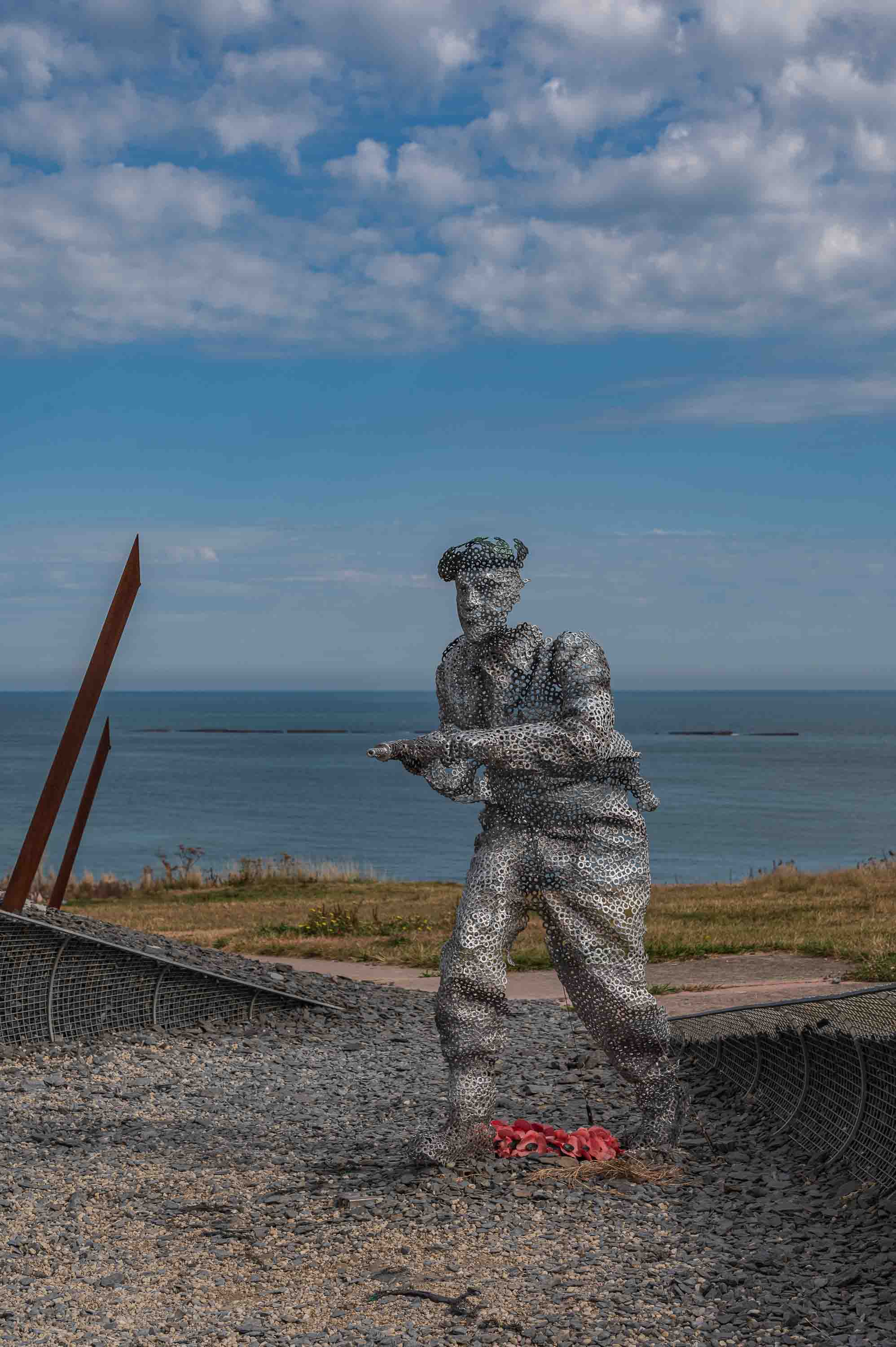 Un soldado, solo frente al mar: detalle del memorial a los caídos en el desembarco.
