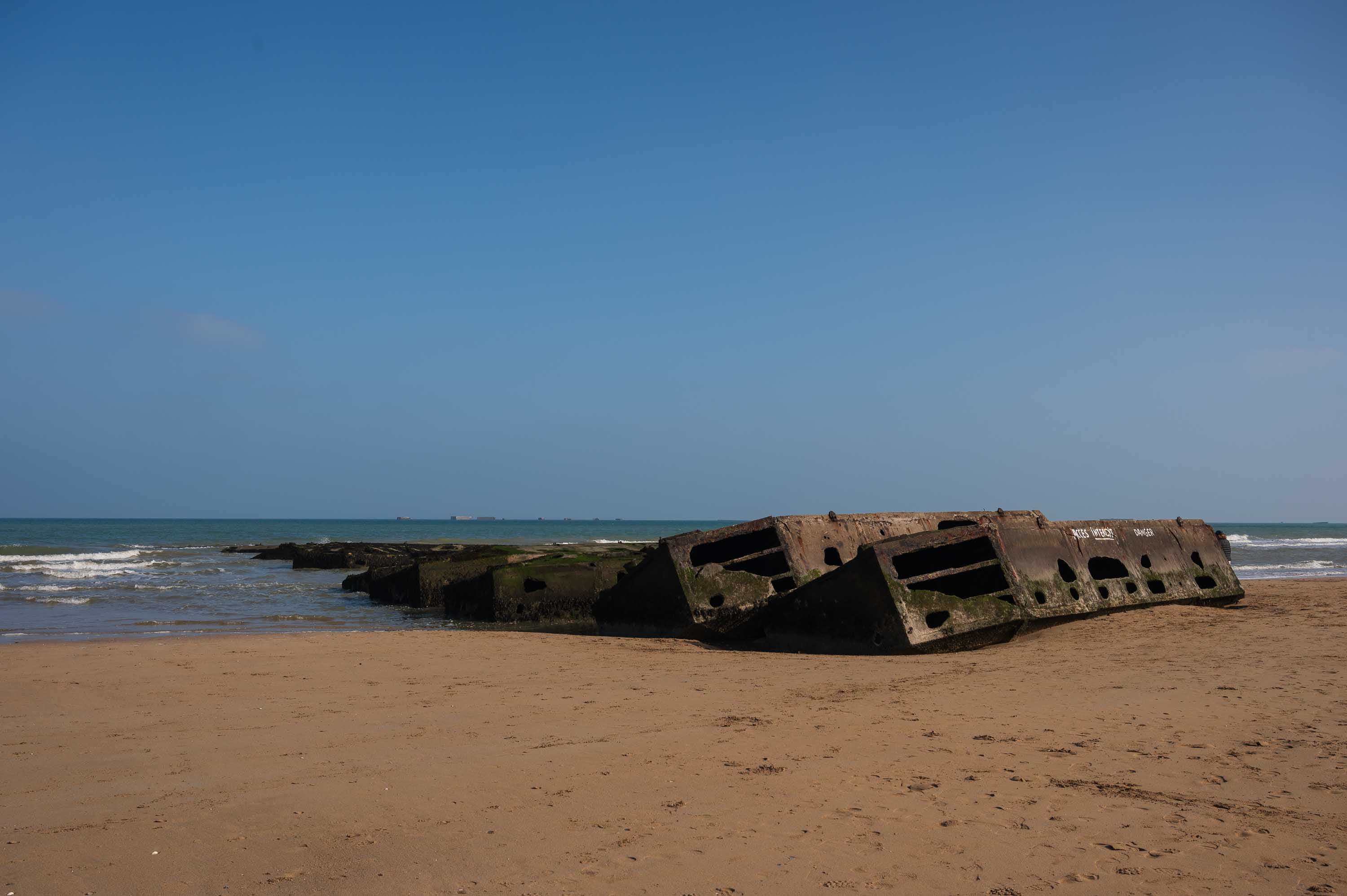 Los restos de los cajones Phoenix del puerto artificial de Mulberry, en la playa de Arromanches.