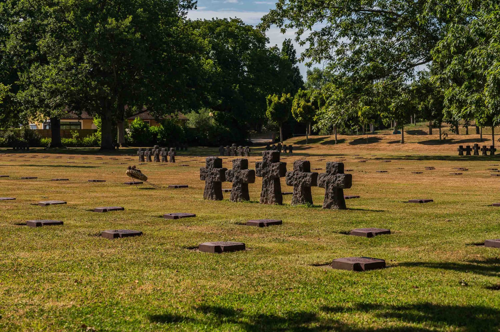 Cruces de piedra volcánica en el cementerio de guerra alemán de La Cambe.