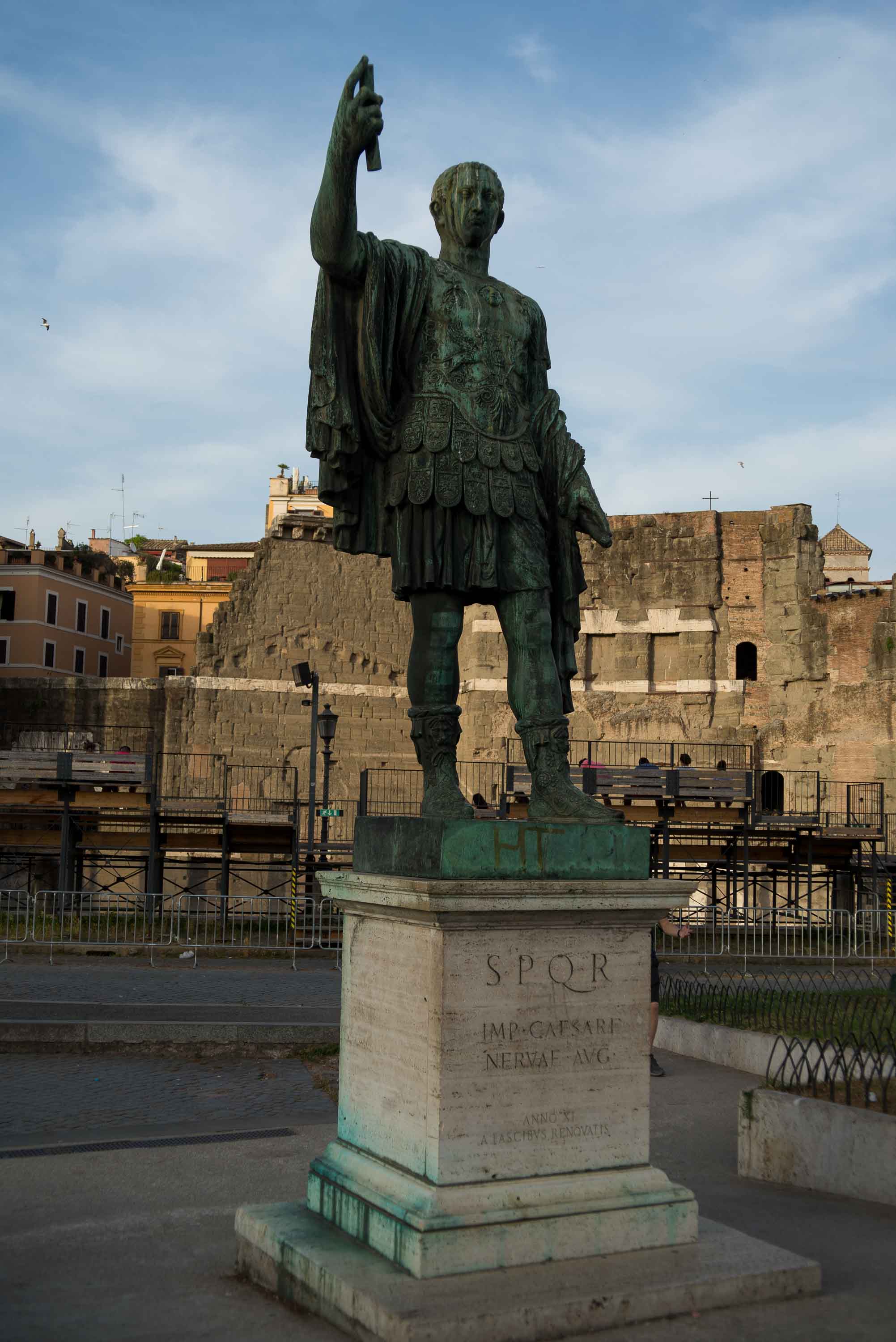 Estatua imperial romana, con la inscripción SPQR.