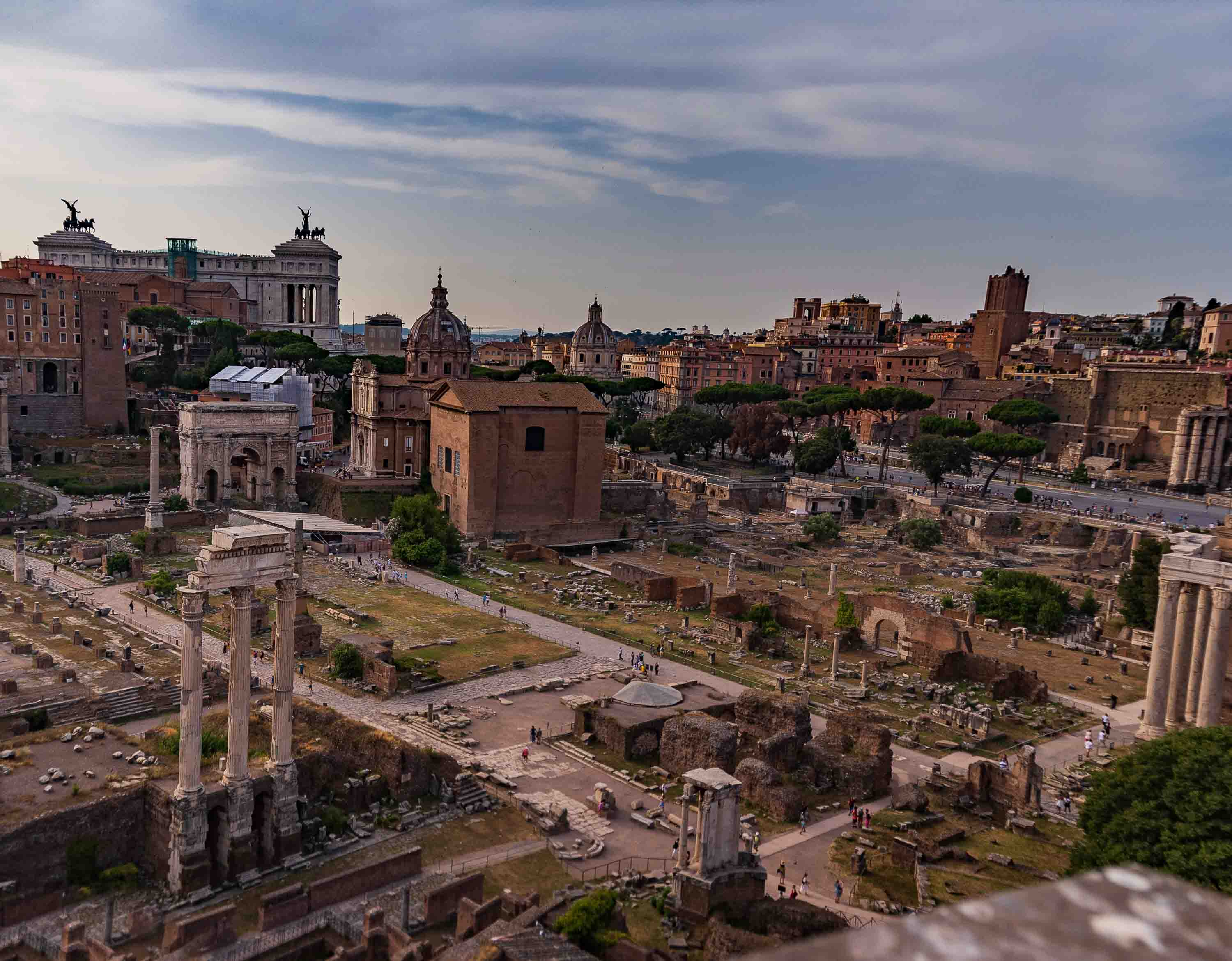 El Foro Romano, con el Coliseo asomando de fondo.