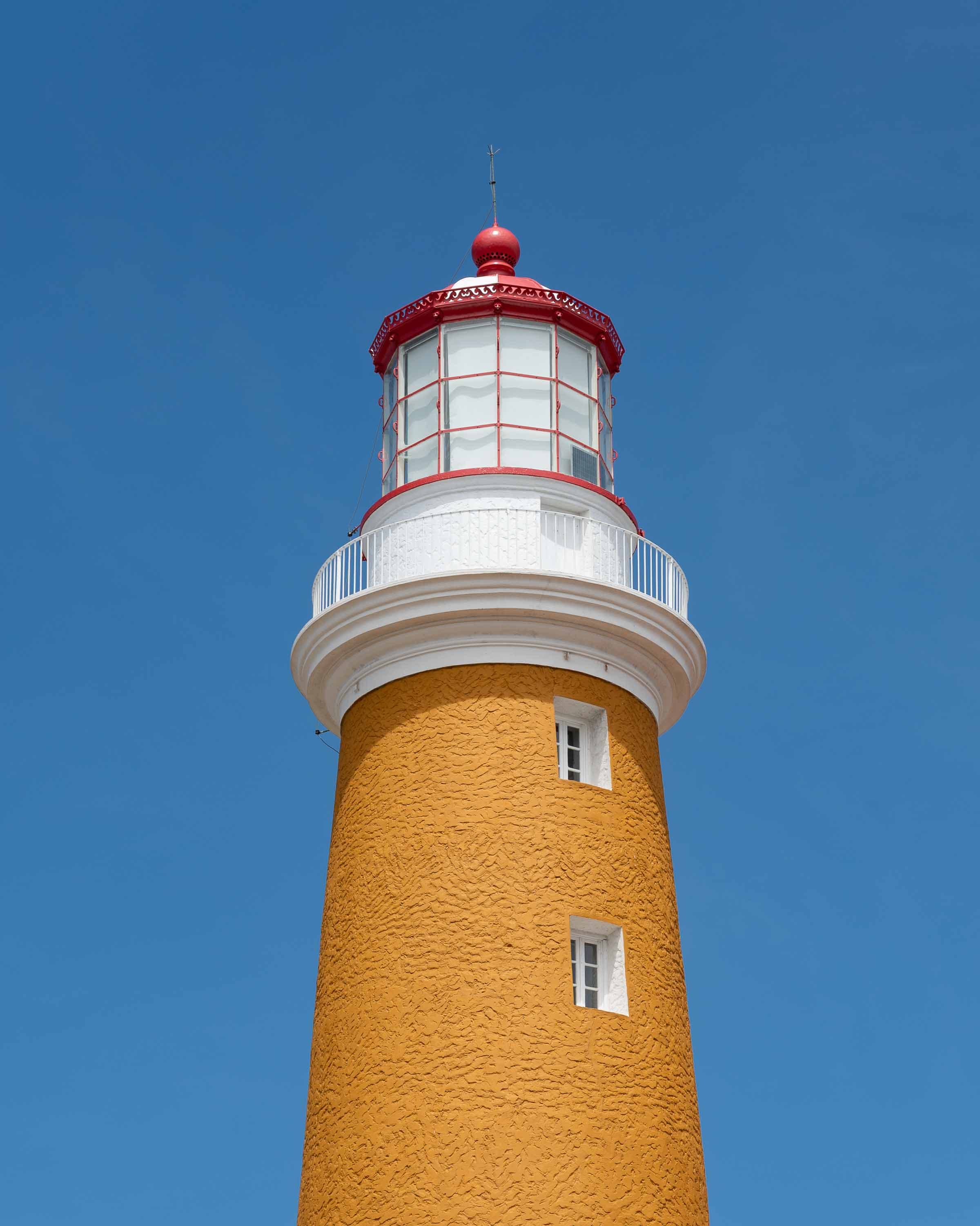Lighthouses, witnesses of the waves