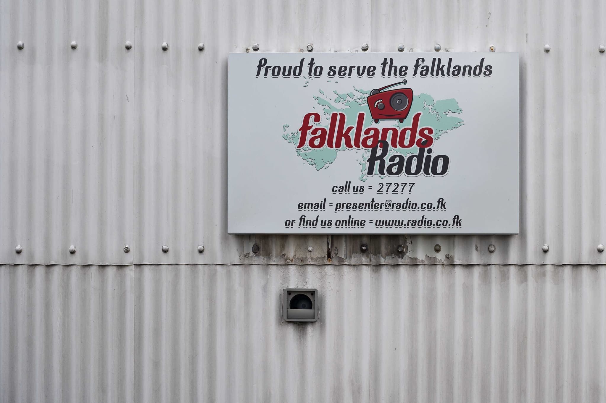 Listen to the radio — Puerto Argentino, Islas Malvinas