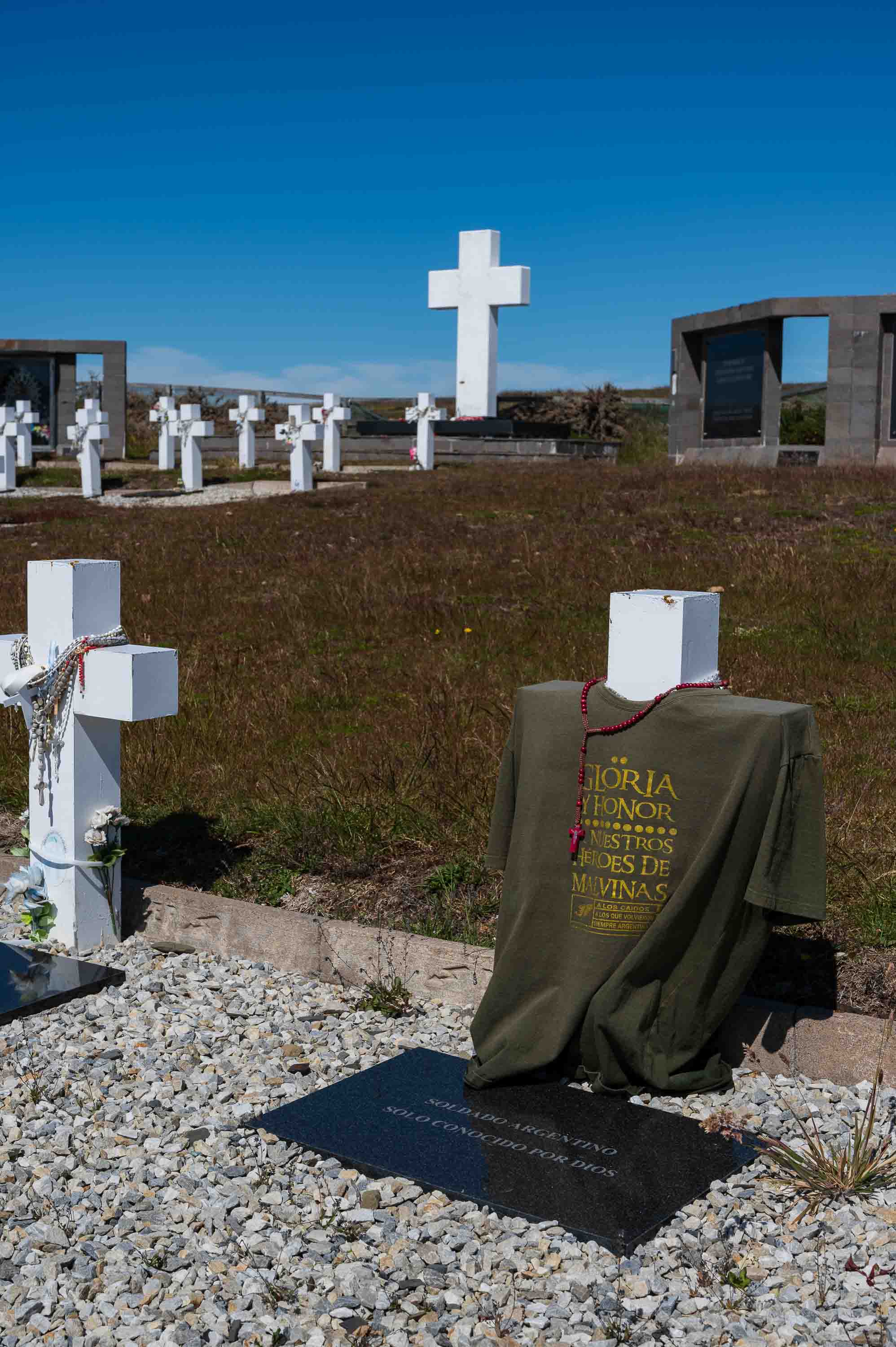 Honor y gloria — Cementerio Argentino de Darwin, Islas Malvinas