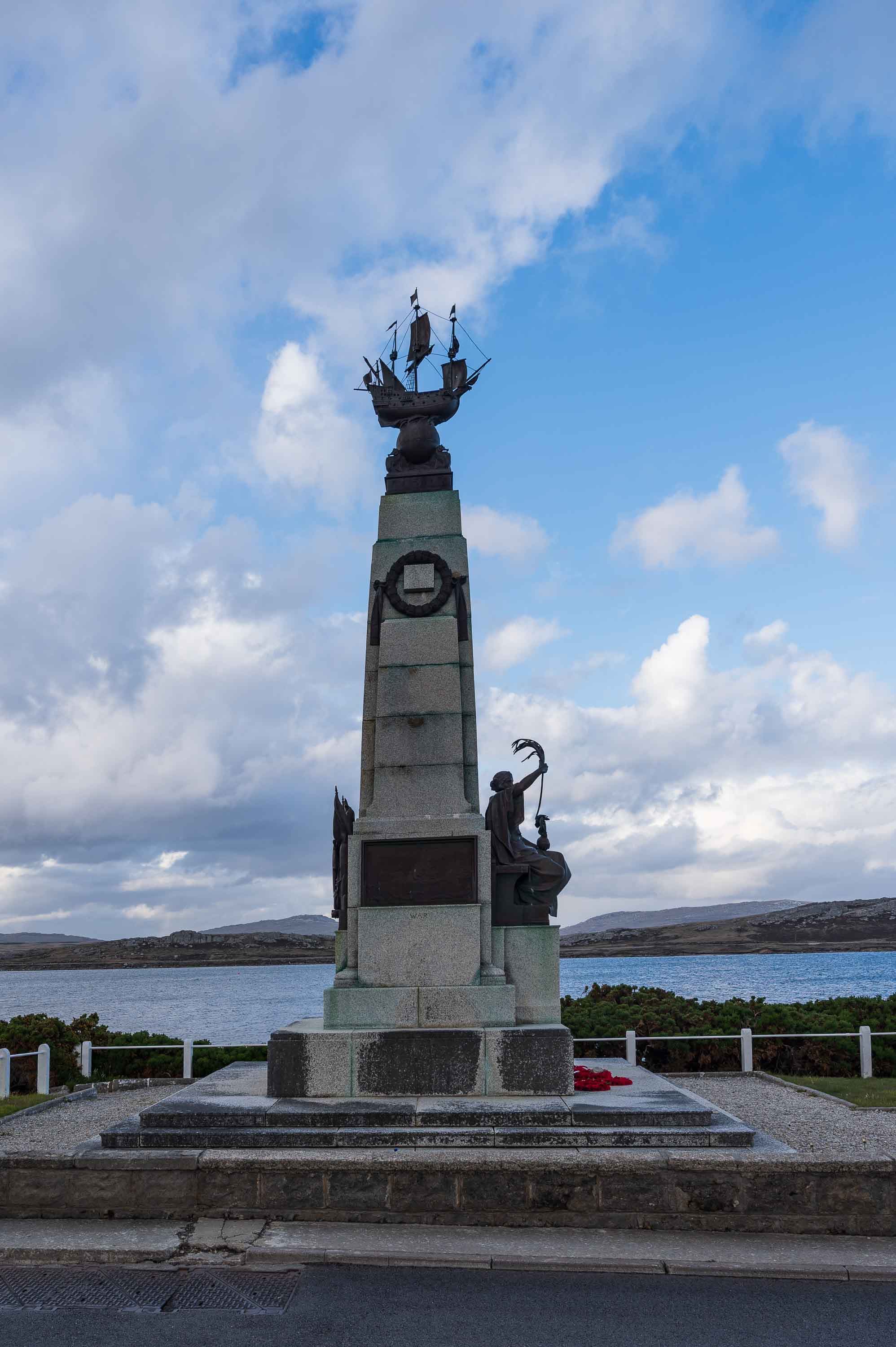 Monumento a la Batalla de las Islas Malvinas — Puerto Argentino, Islas Malvinas