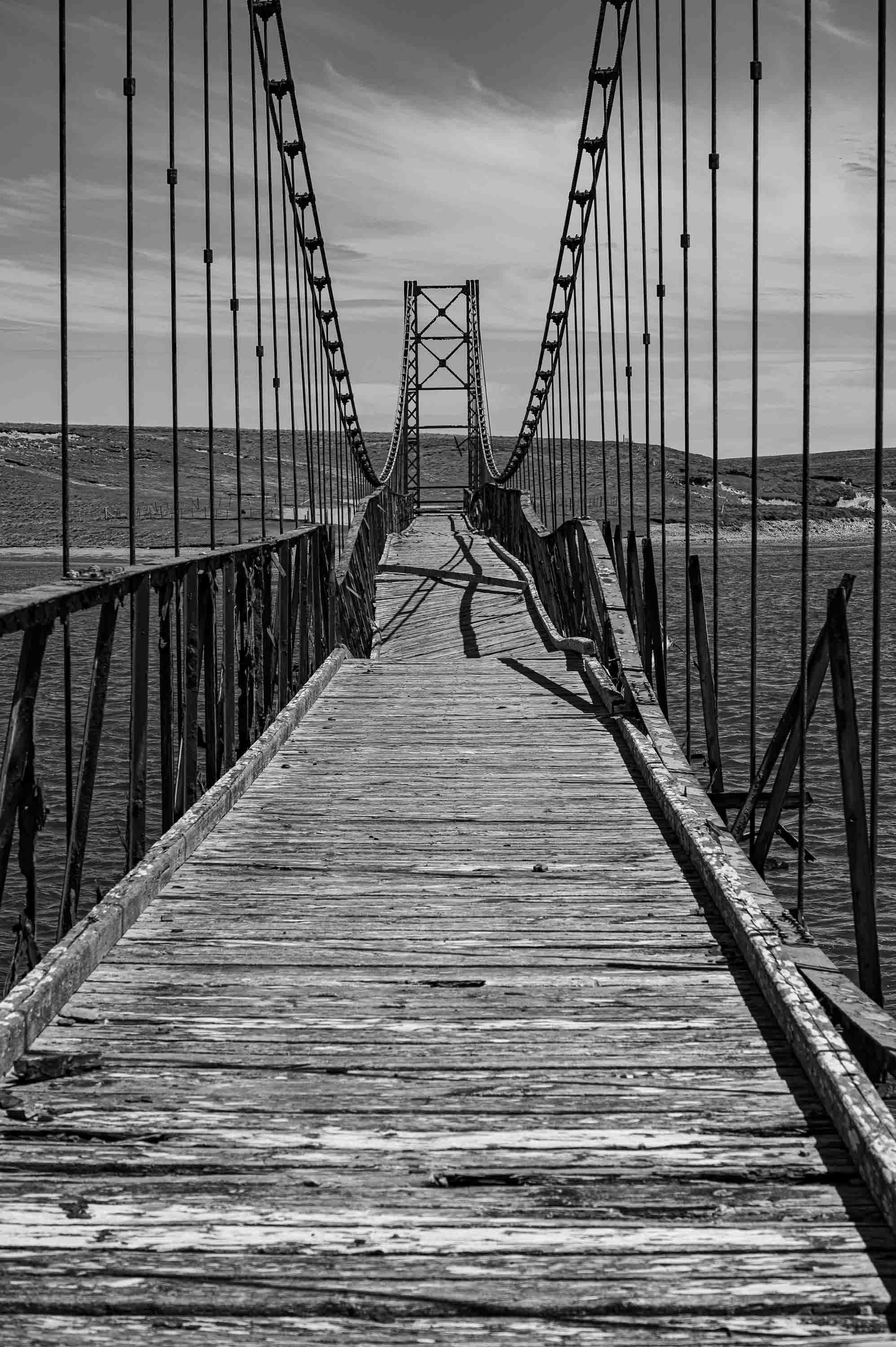 Un puente sobre aguas turbulentas — Body Creek Suspension Bridge, Islas Malvinas