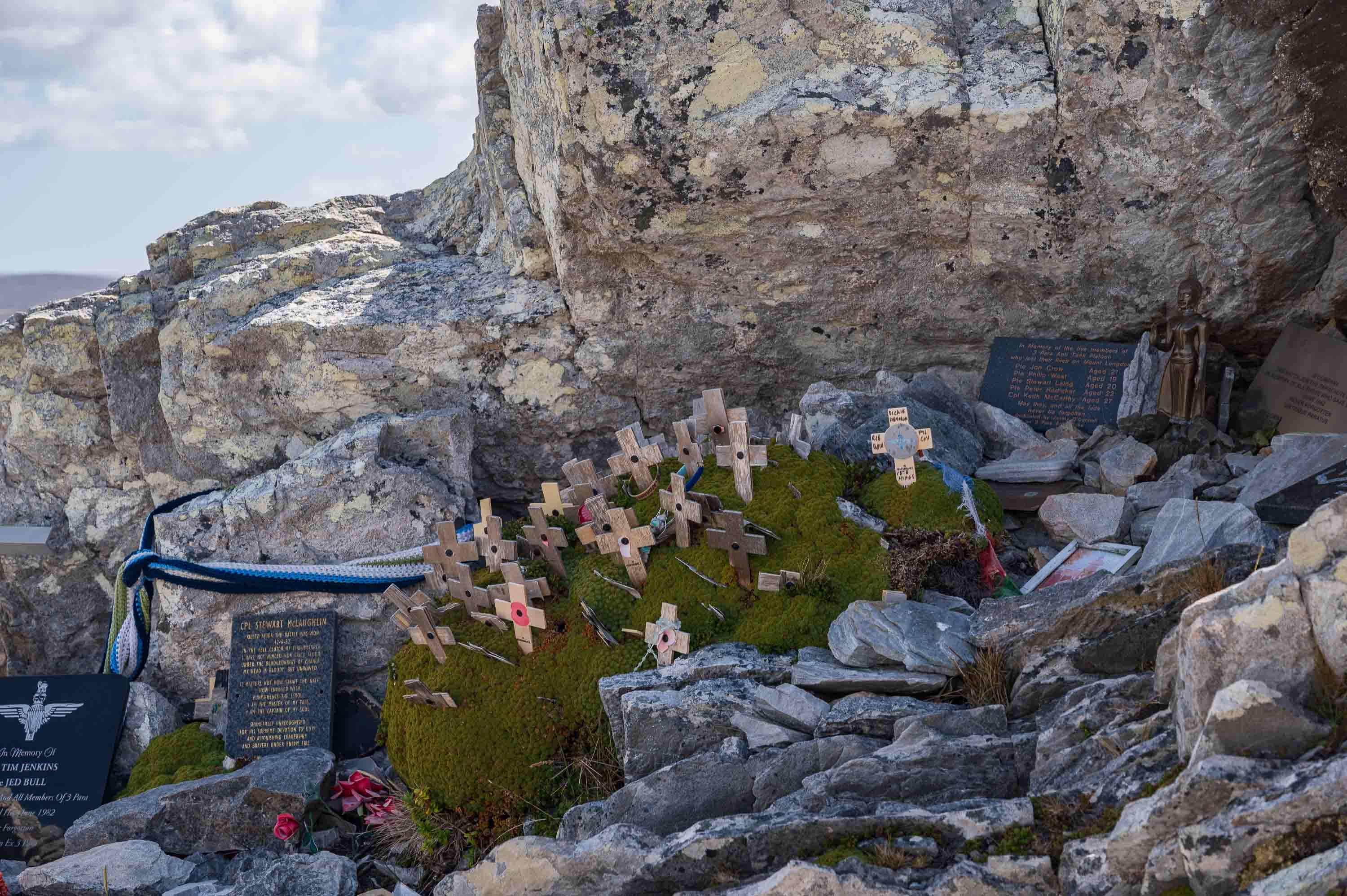 Todos sus muertos — Monte Longdon, Islas Malvinas