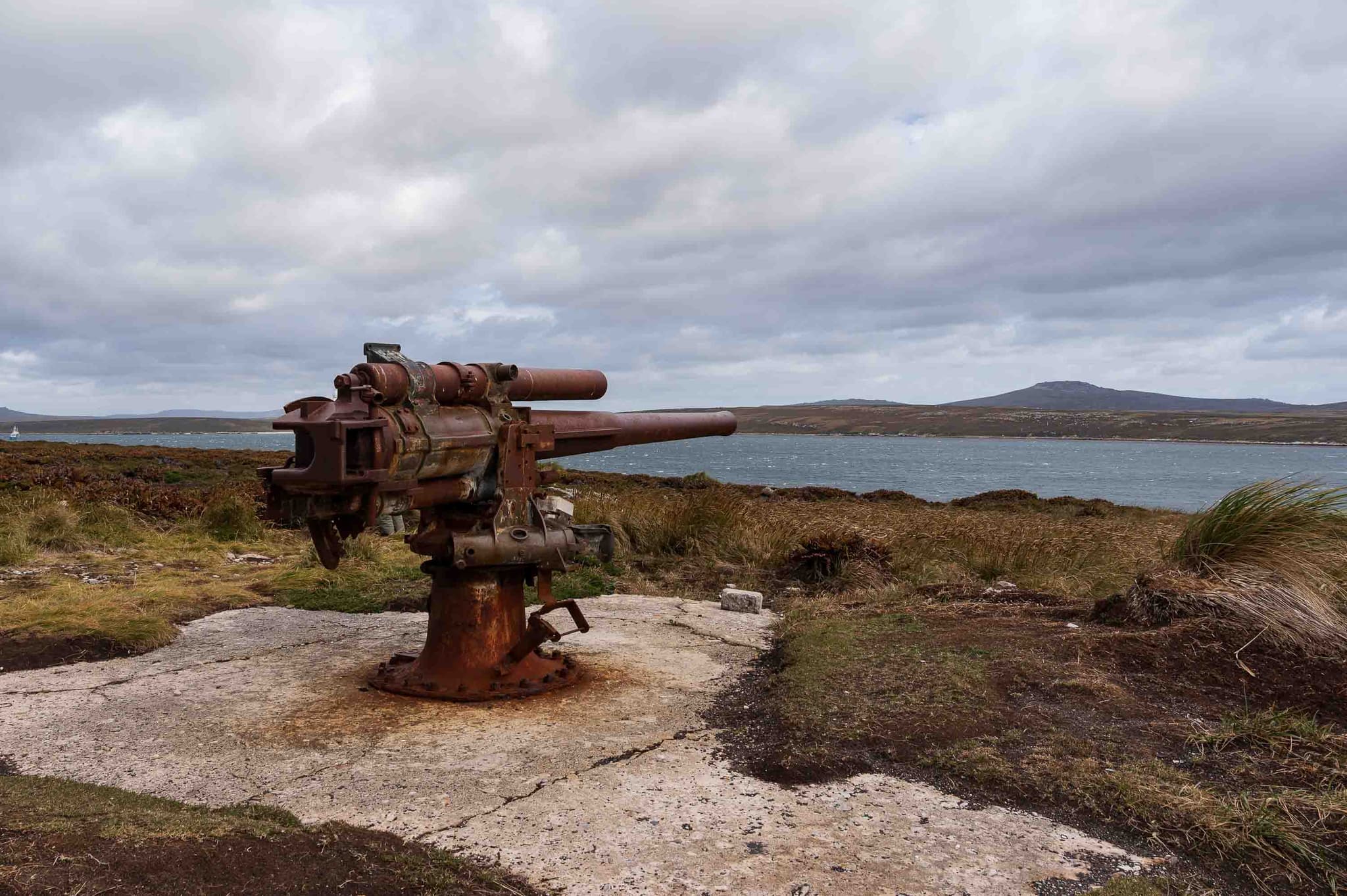 Recuerdos de una guerra pasada — Cape Pembroke Peninsula, Islas Malvinas
