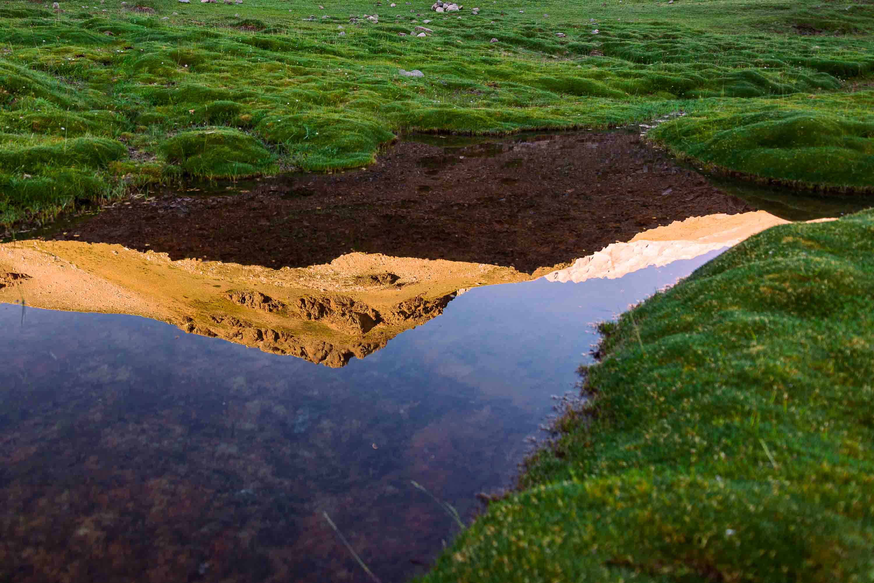 Reflejos de montaña — El Sosneado, Argentina