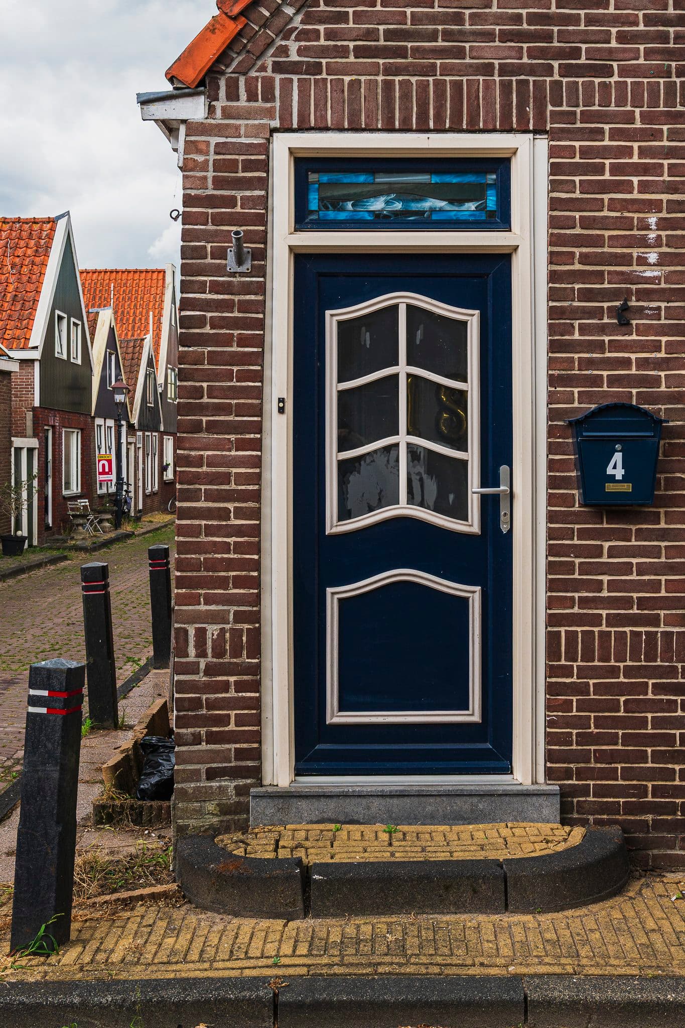 Another Volendam door, among brick houses.